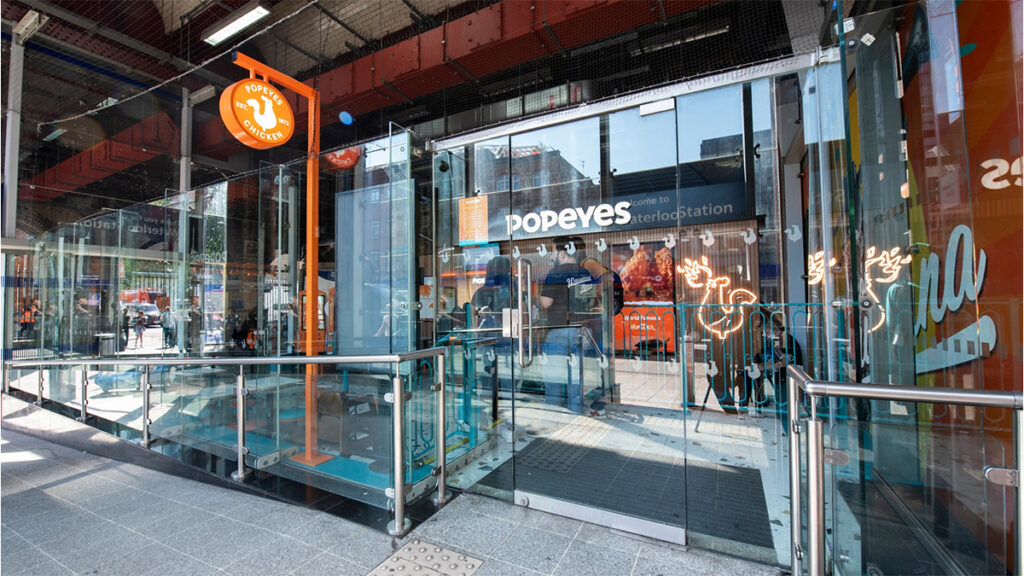 Image of the outside of Popeyes restaurant at London Waterloo station.